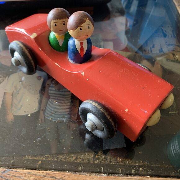 Vintage Wood Sports Car Two (2) Stylish 60’s Dressed ala Bond And Moneypenny - Picture 6 of 15